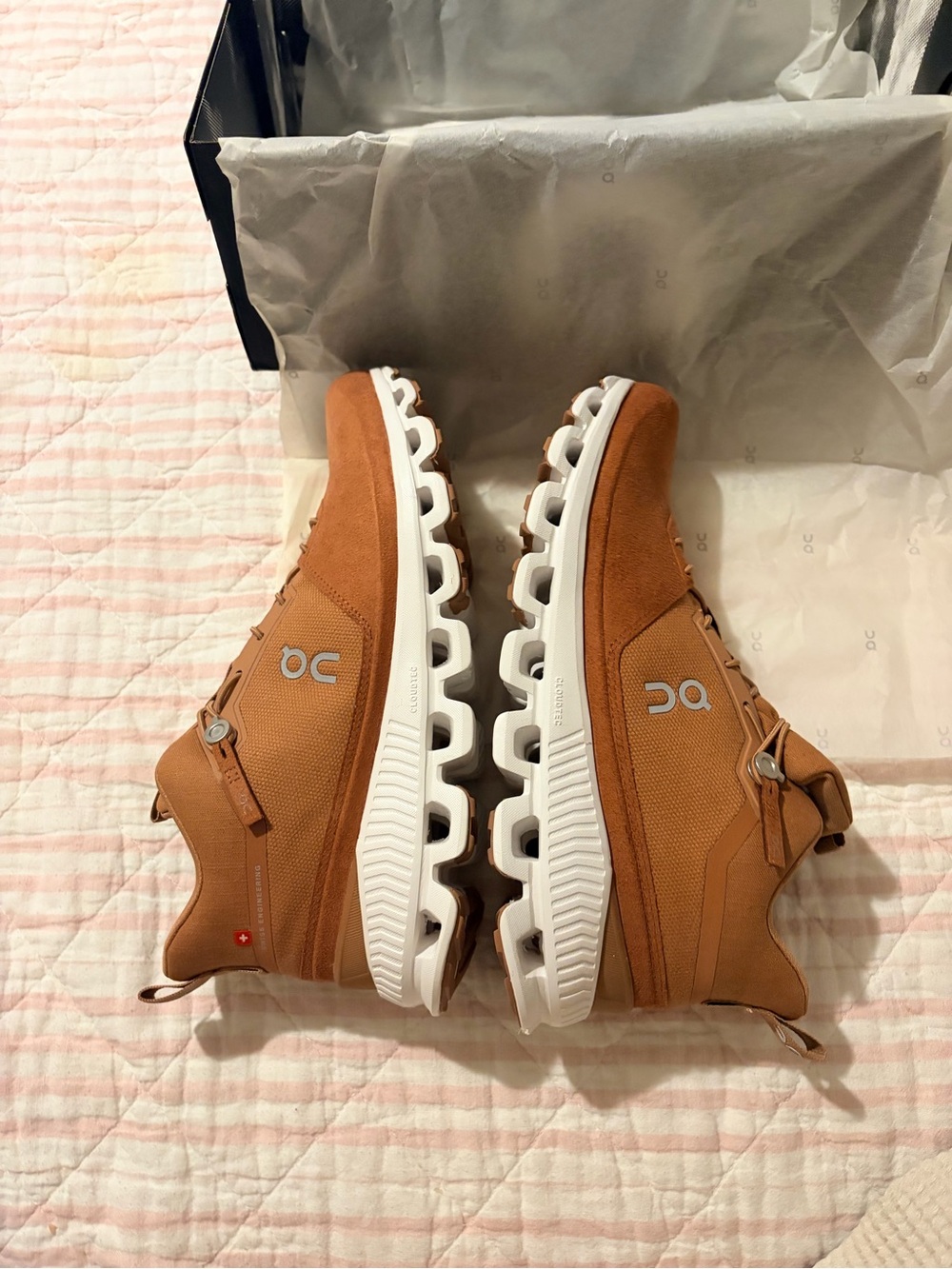 NWB RARE ON RUNNING MID TOP RUNNING/HIKING SHOES